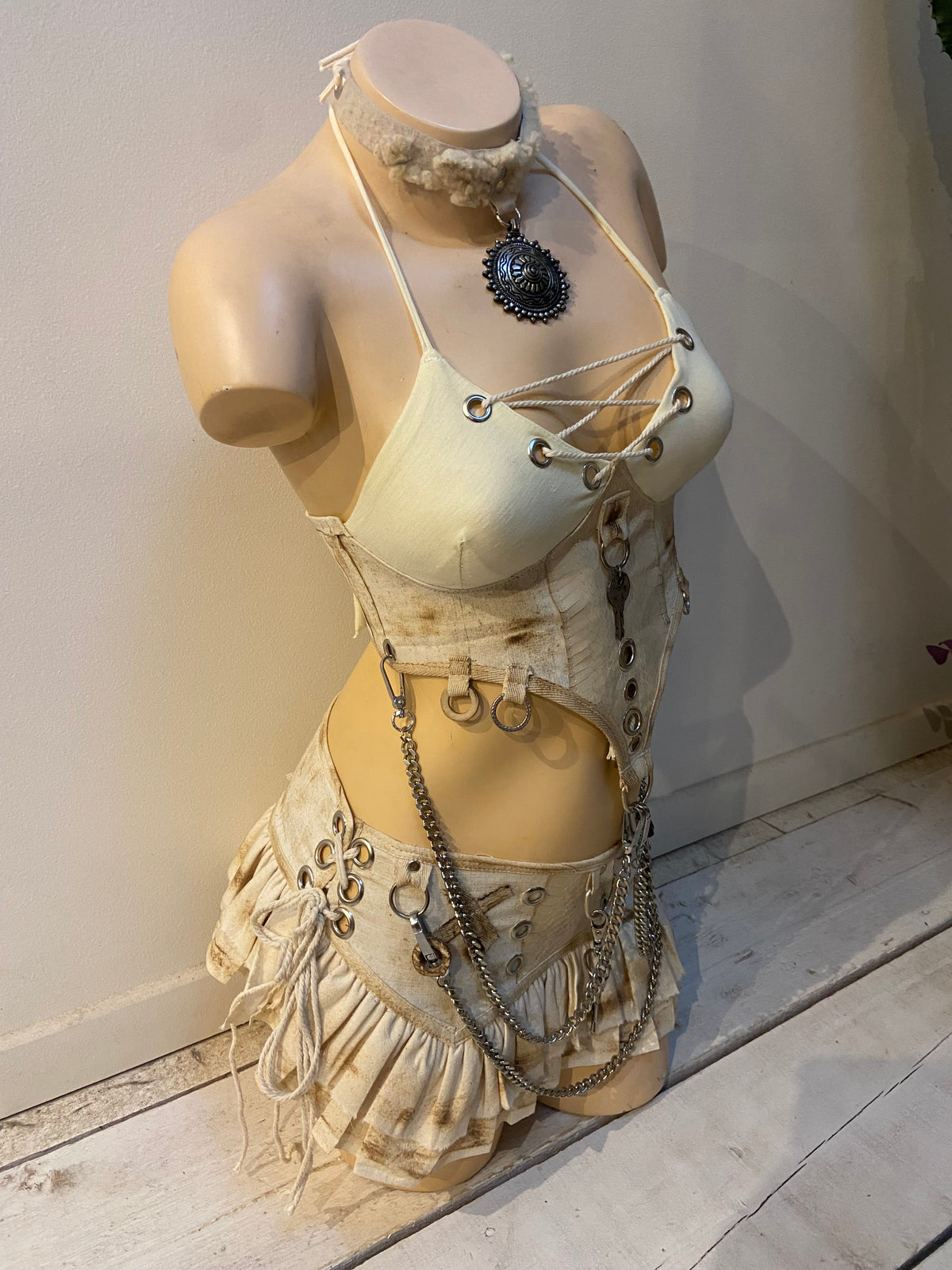 Ensemble post-apocalyptique femme S/36 – Top corseté & mini-jupe beige – Pièce unique