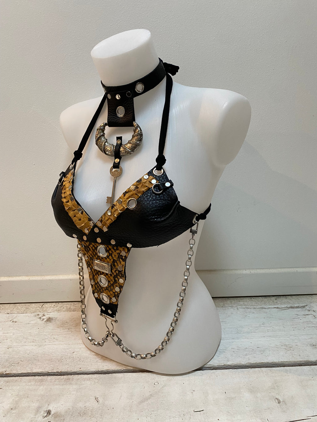 Top+collier en cuir