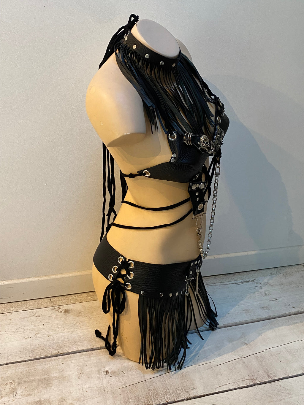Ensemble en cuir noir à frange