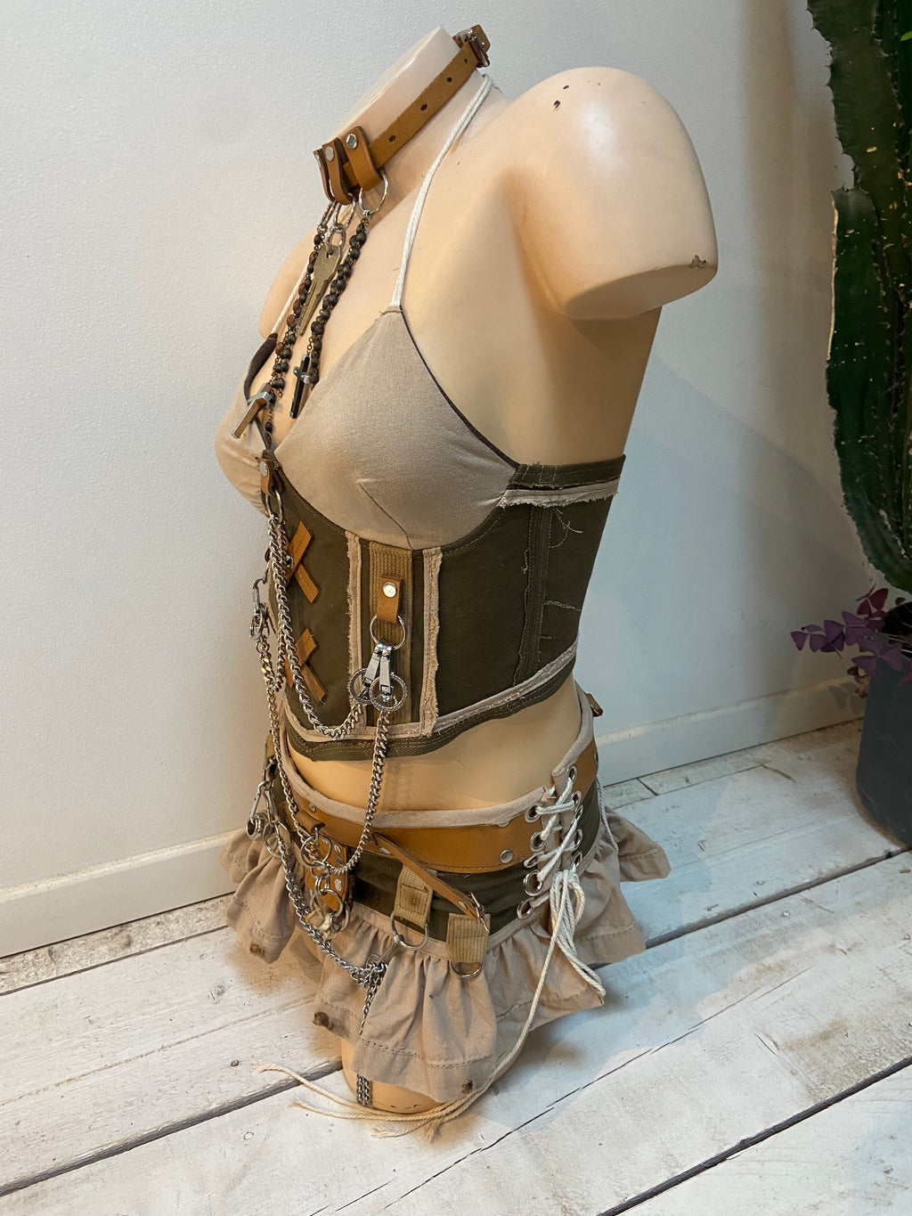 Ensemble post-apocalyptique femme – Top corseté & mini-jupe upcyclés – Pièce unique
