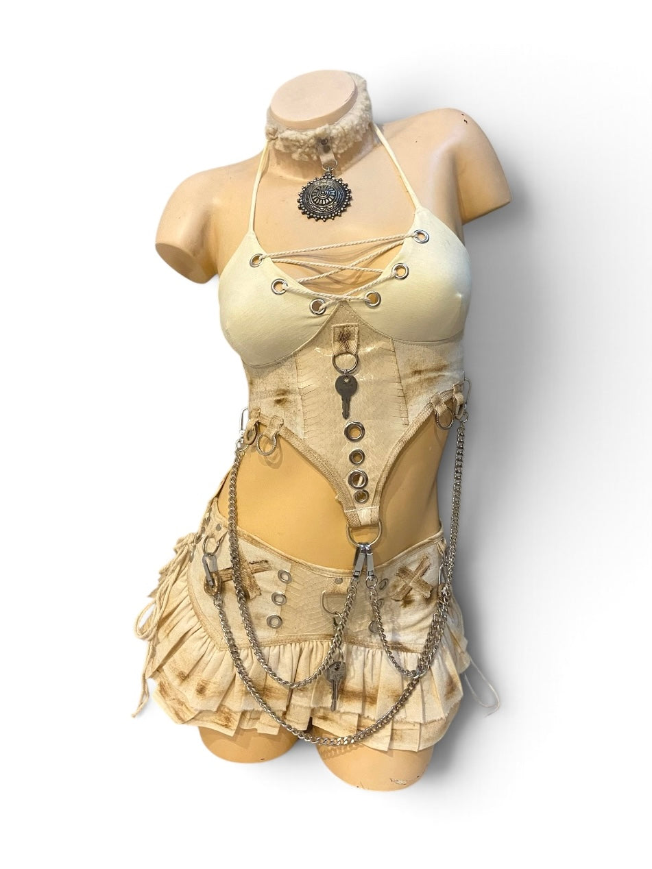 Ensemble post-apocalyptique femme S/36 – Top corseté & mini-jupe beige – Pièce unique