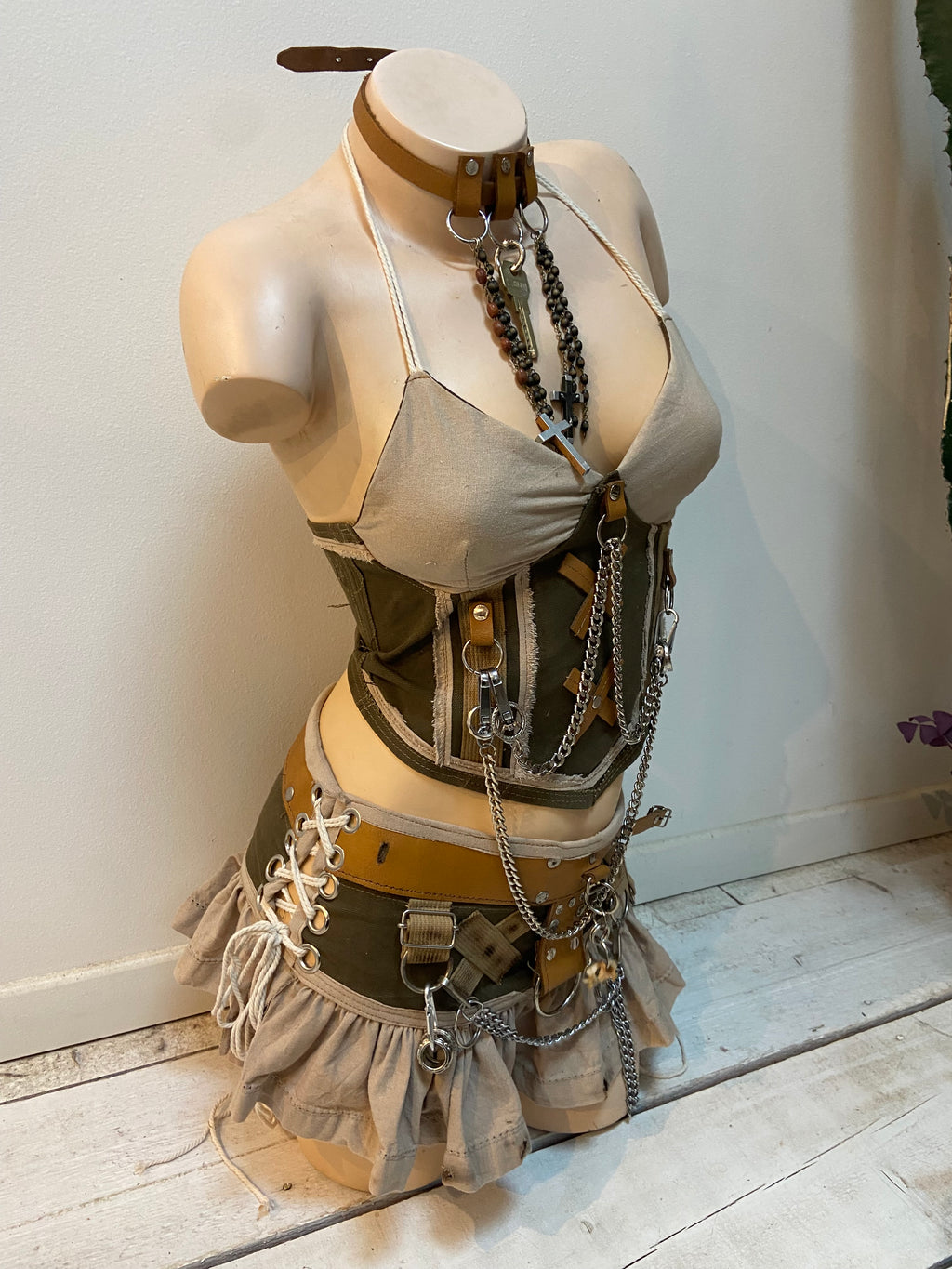 Ensemble post-apocalyptique femme – Top corseté & mini-jupe upcyclés – Pièce unique