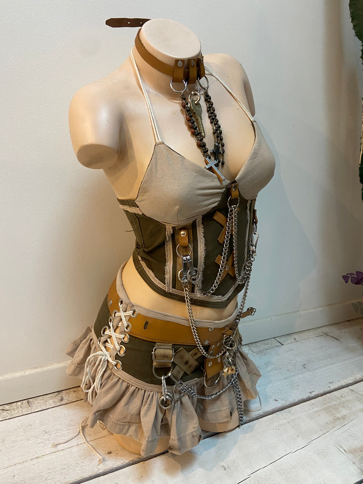 Ensemble post-apocalyptique femme – Top corseté & mini-jupe upcyclés – Pièce unique