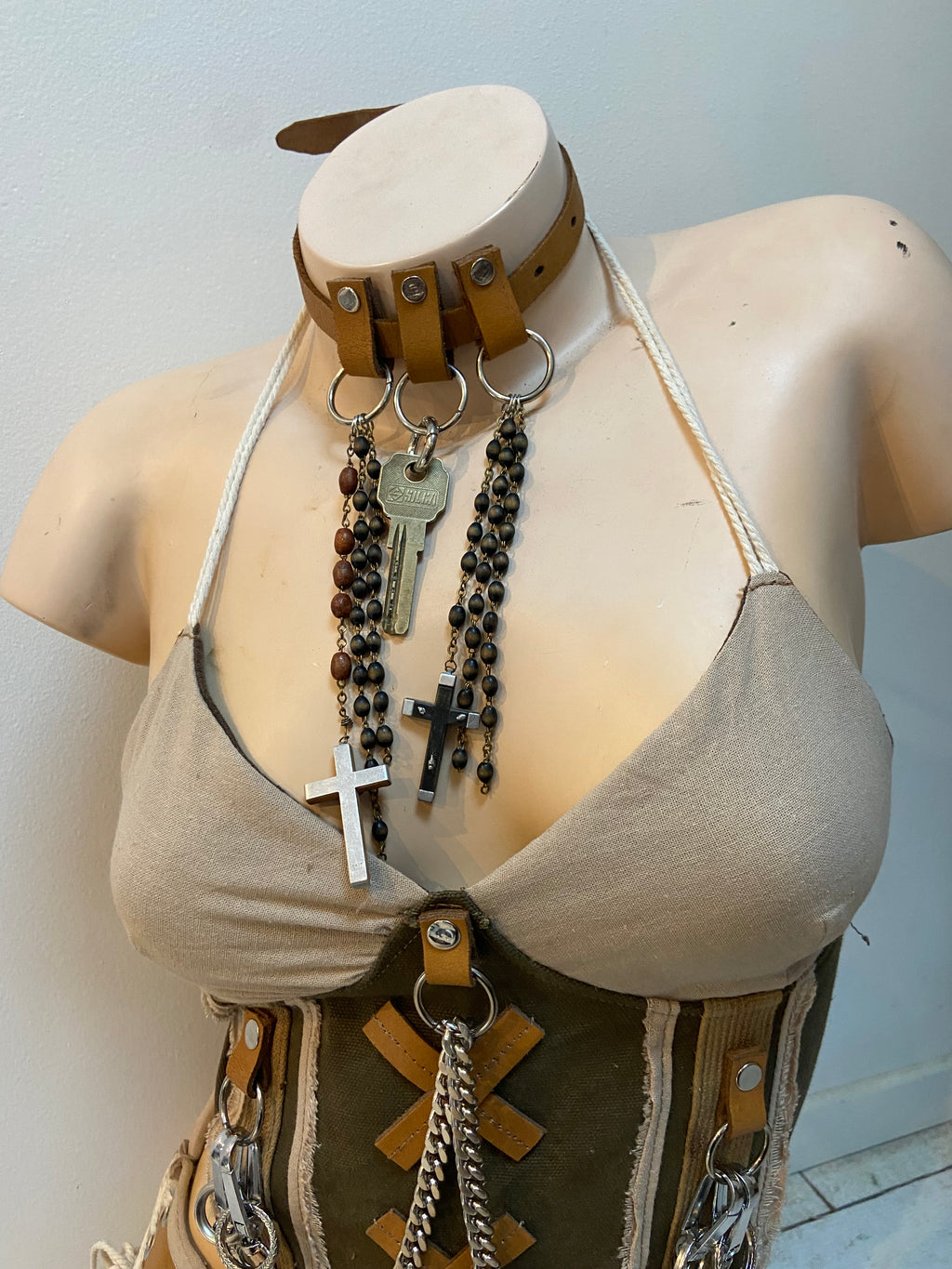 Ensemble post-apocalyptique femme – Top corseté & mini-jupe upcyclés – Pièce unique