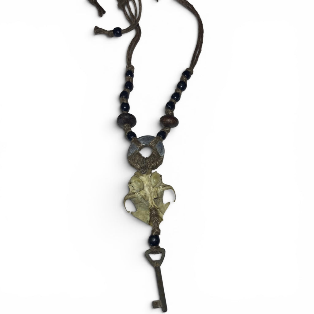 Collier à perle avec véritable crâne de rongeur