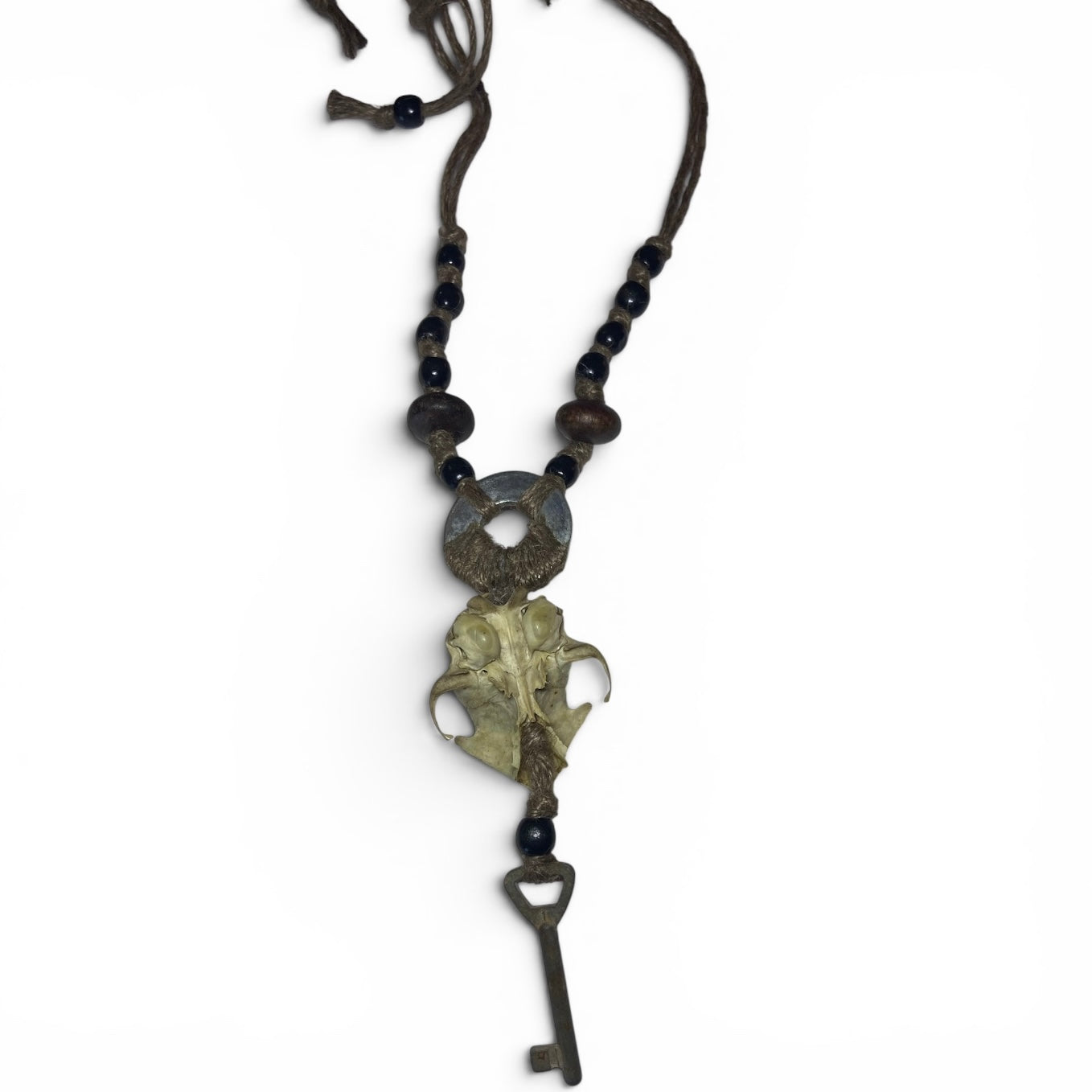 Collier à perle avec véritable crâne de rongeur