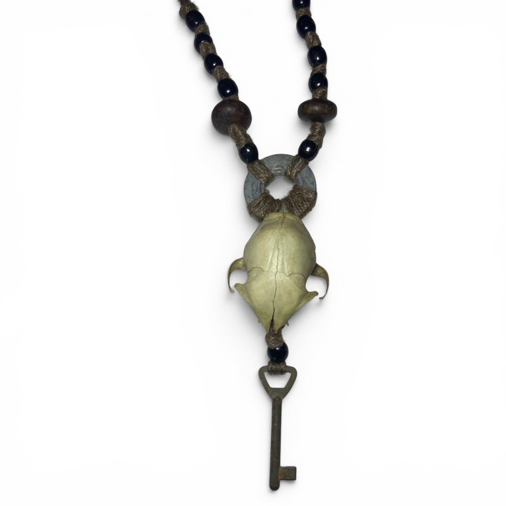 Collier à perle avec véritable crâne de rongeur