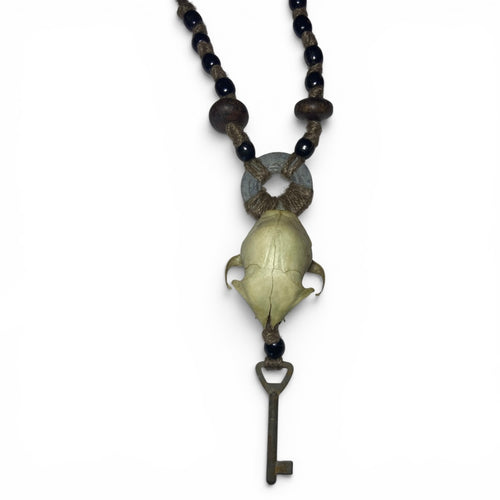 Collier à perle avec véritable crâne de rongeur