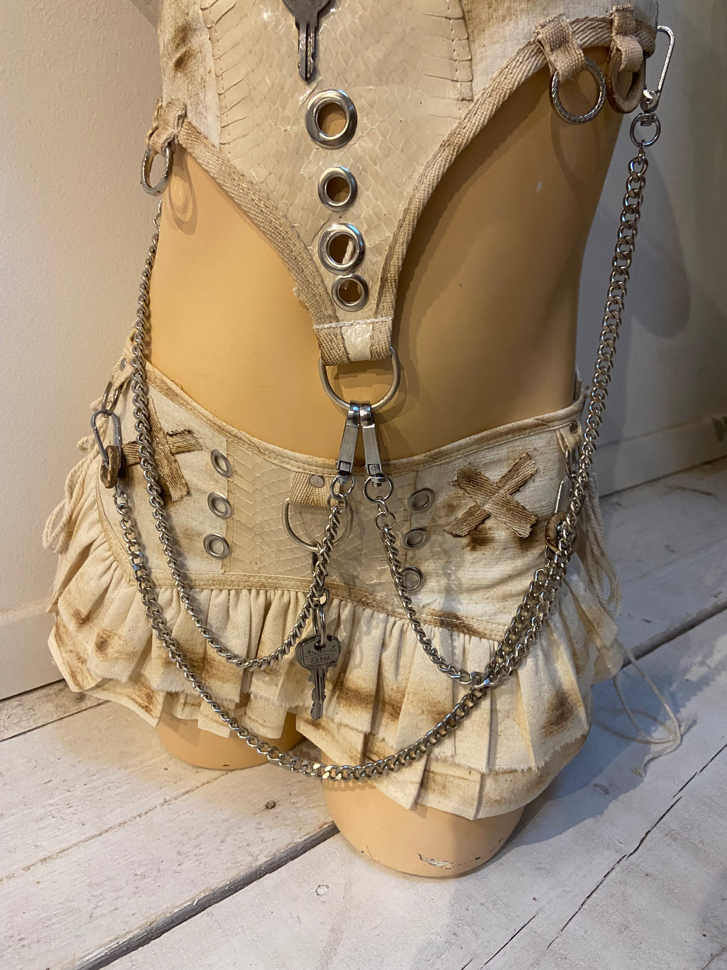 Ensemble post-apocalyptique femme S/36 – Top corseté & mini-jupe beige – Pièce unique
