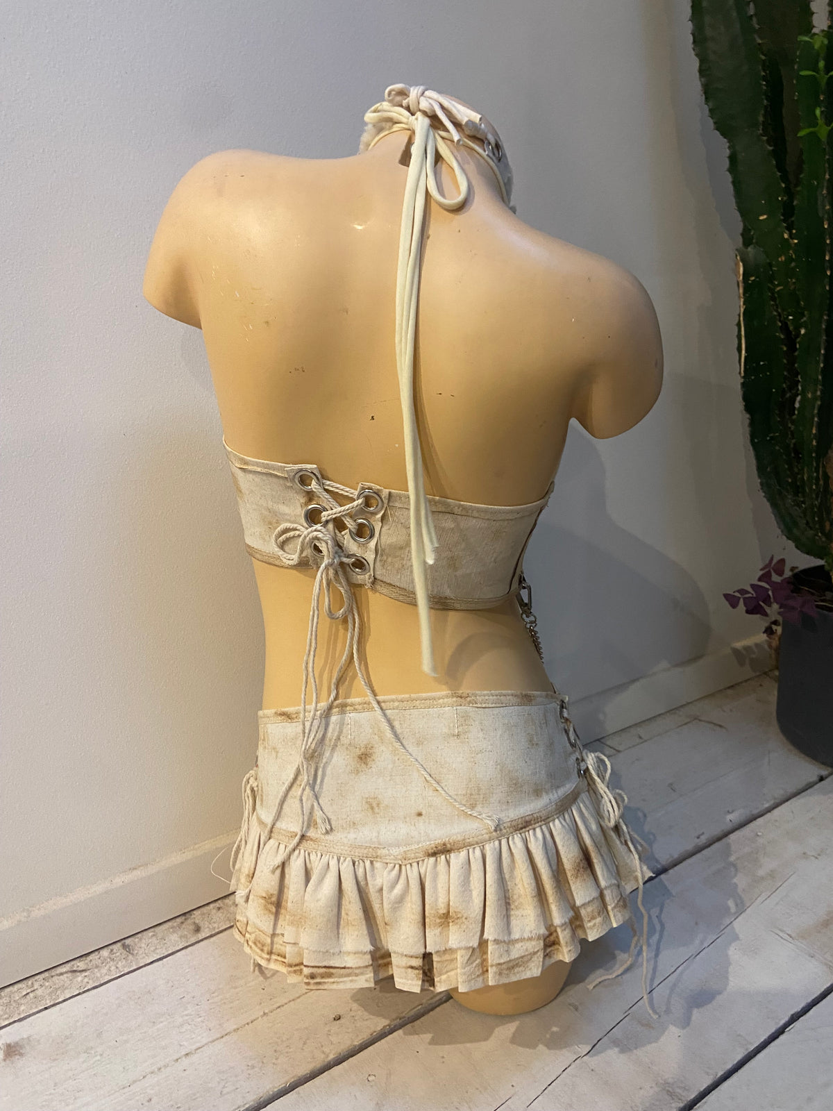 Ensemble post-apocalyptique femme S/36 – Top corseté & mini-jupe beige – Pièce unique