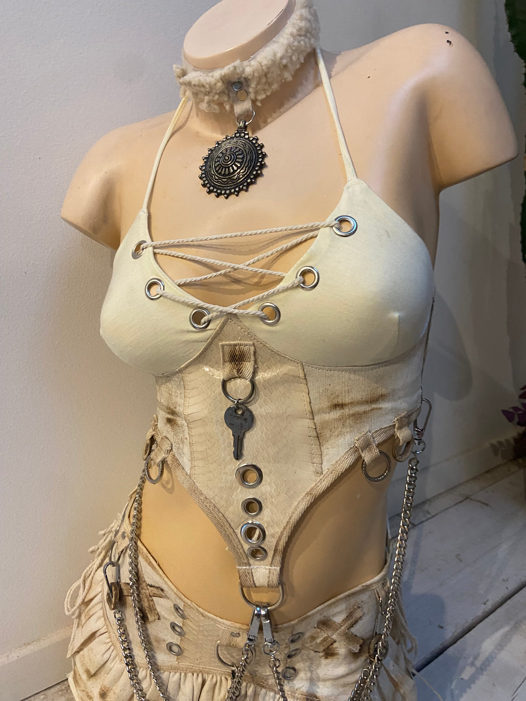 Ensemble post-apocalyptique femme S/36 – Top corseté & mini-jupe beige – Pièce unique