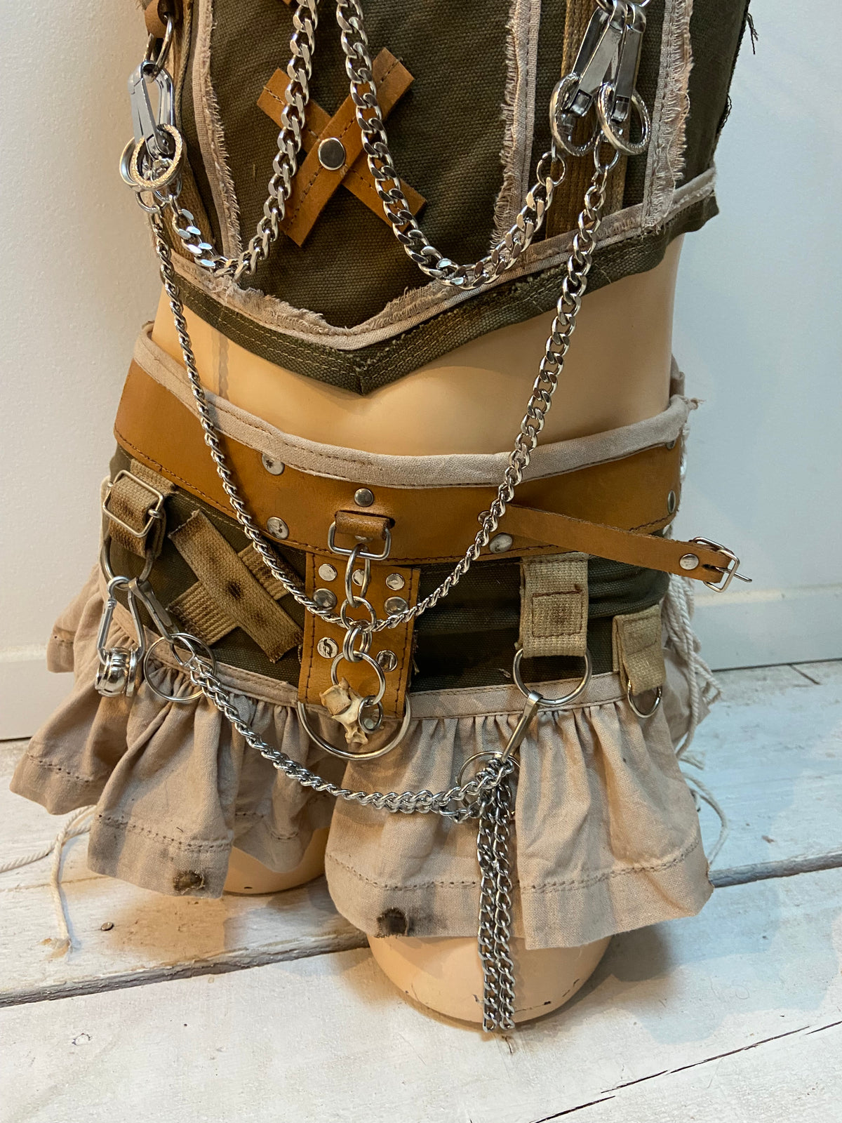 Ensemble post-apocalyptique femme – Top corseté & mini-jupe upcyclés – Pièce unique