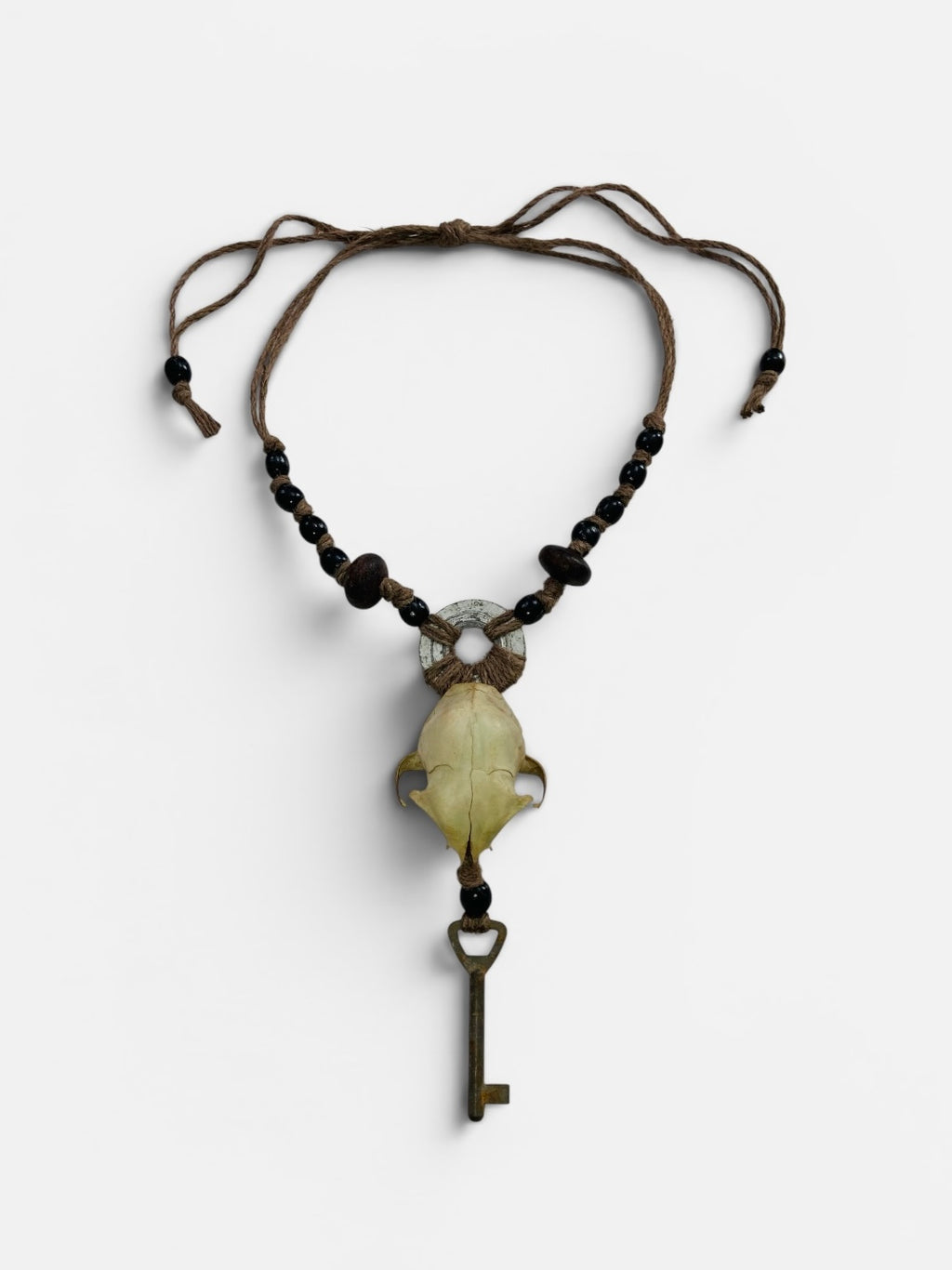Collier à perle avec véritable crâne de rongeur