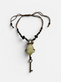 Collier à perle avec véritable crâne de rongeur