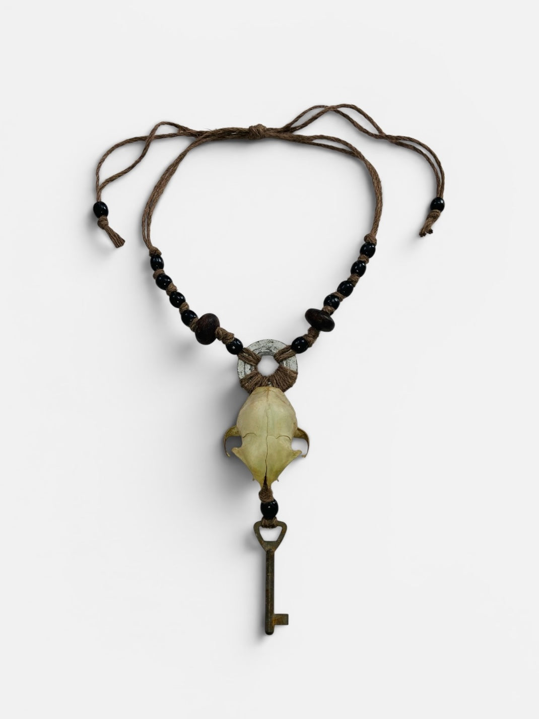 Collier à perle avec véritable crâne de rongeur