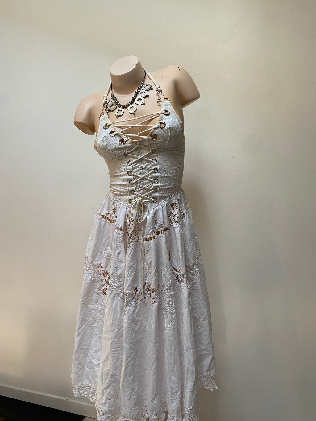 Robe bohème blanche à laçage